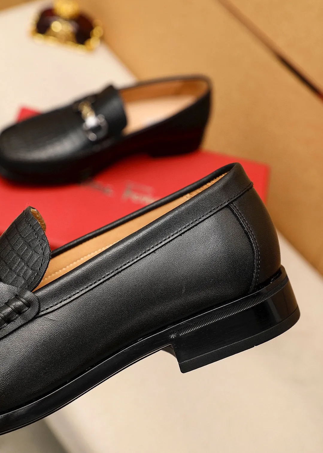 Men's shoes💰480💰 Product trademark: Ferragamo "Ferragamo" casual leather shoes Regular size: 38-44 (45🉑️customized) Product materials: Selected imported first-layer calfskin embossed upper + original hardware buckle, imported water-dyed cowhide leather lining. Strong three-dimensional visual effect, rubber outsole Color: 1⃣️color optional
